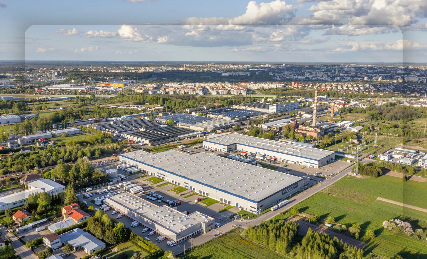Luftansicht eines Gewerbegebiets mit Hallen und Straßen